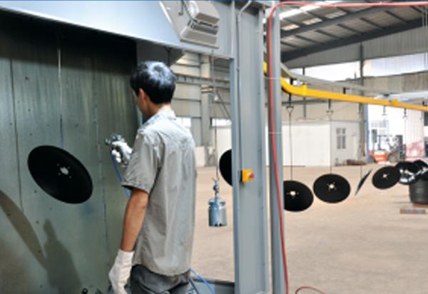 耙片涂裝作業現場